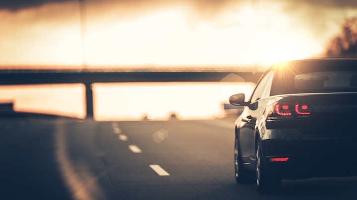 samochód jadący po autostradzie